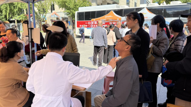 荆州开展“一扫双筛”公益项目，移动CT车走进社区