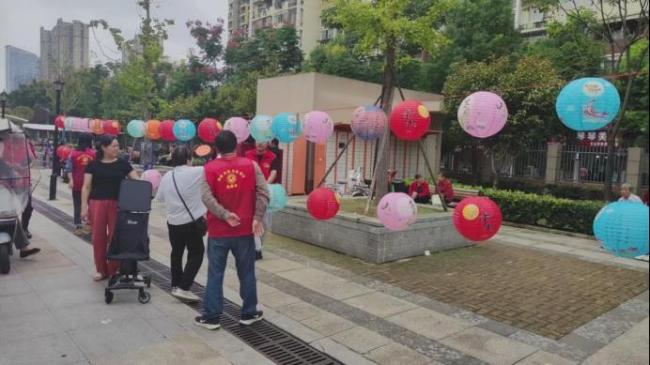 “益起去赶集”公益集市里，垃圾分类科普成亮点