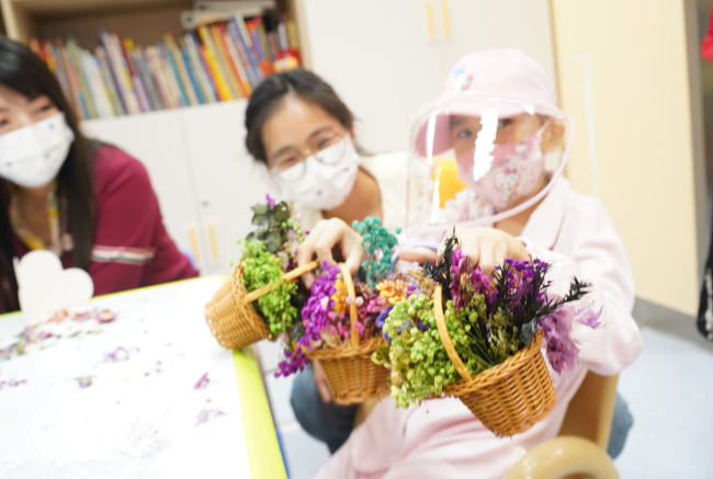 “这世界不停开花,我想放进你心里一朵!”