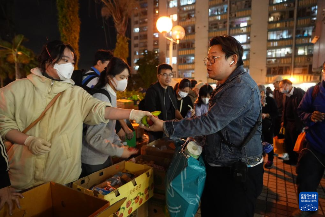 特写：香港大埔火灾救援中的爱心接力