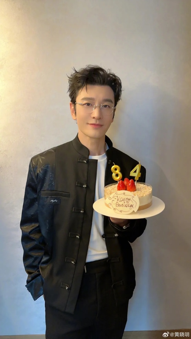 48岁黄晓明称自己头发和胡子已经开始变白,坦言“年纪越大越理解父母”,目前已坚持做公益21年