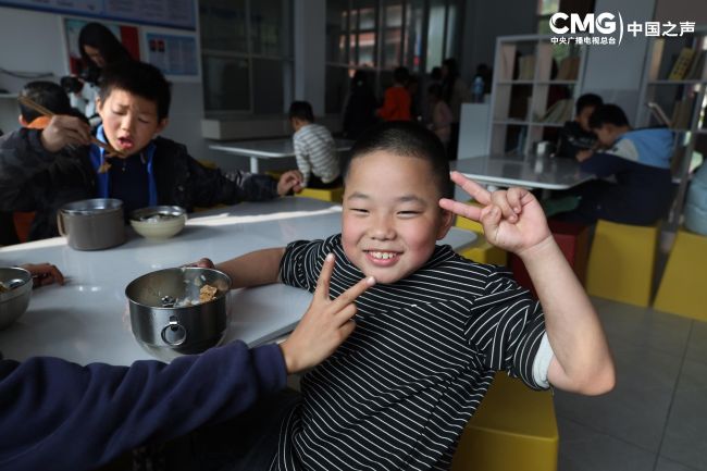 时光里丨他在“走红”村小 焐热留守儿童孤独的心