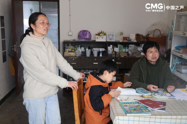 时光里丨他在“走红”村小 焐热留守儿童孤独的心