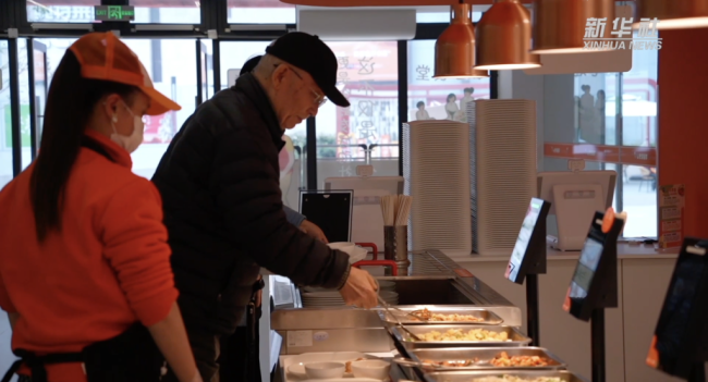 数字食堂+适老焕新：家门口的“养老幸福网”