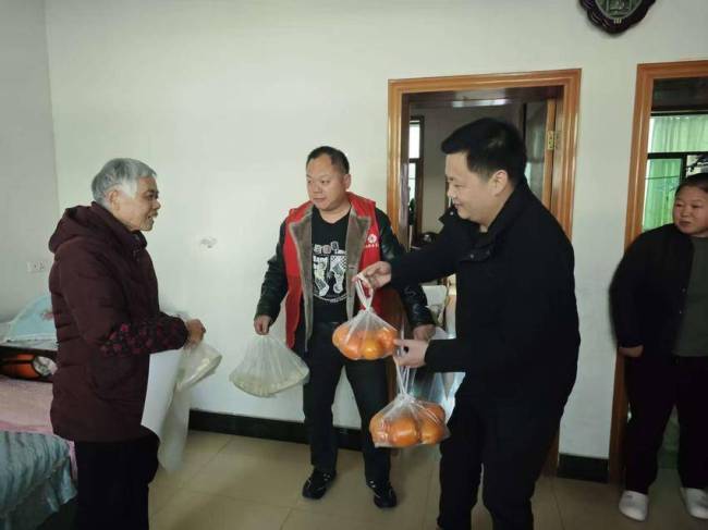 黄冈市政协委员联合爱心企业为老人送温暖