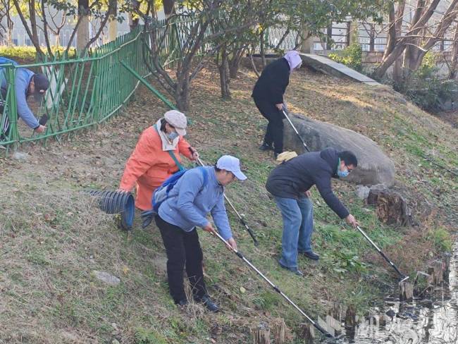 武汉听障志愿者与环保团队共筑月湖“美丽河湖”