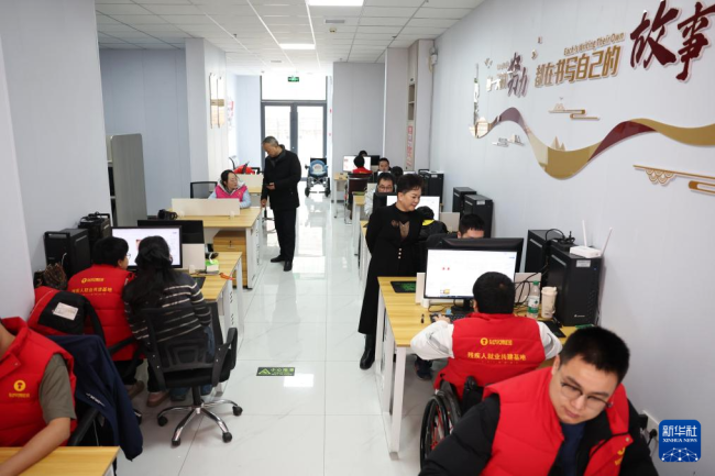 甘肃首批残疾人AI训练师持证就业