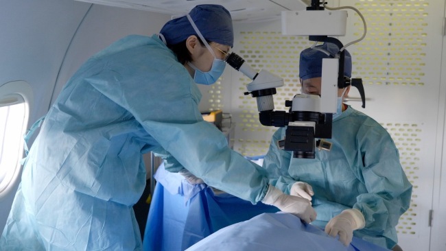 我国首架C909“飞机医院”在老挝完成首例机上手术