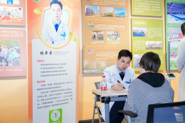 “健康中国职工先行——致敬劳动者 慢病防治健康行”走进丰台区政务服务中心公益活动圆满举行