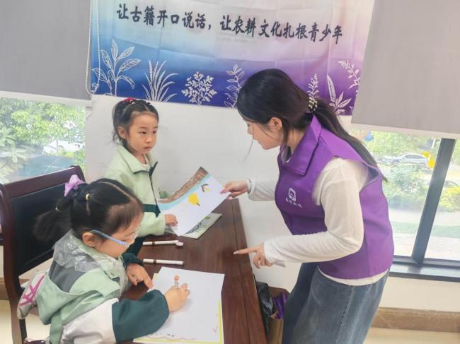 湖北轻工职院学生聚力校企社共育童心