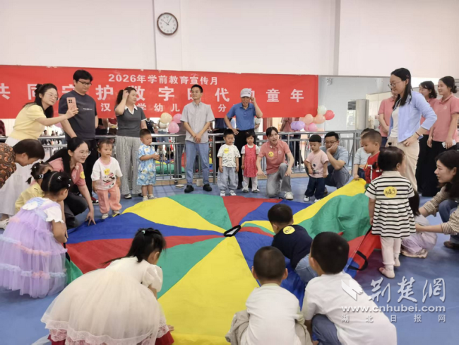 把屏幕时间还给孩子！幼医联手带2至3岁宝宝“森呼吸” 图1