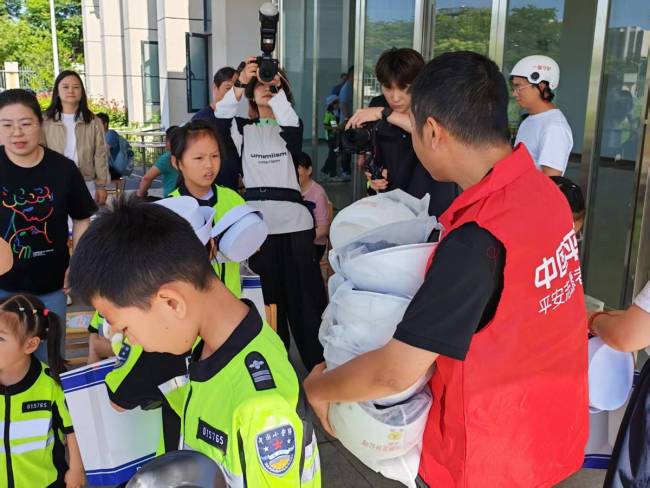 安全头盔护童心，警保护航六一行