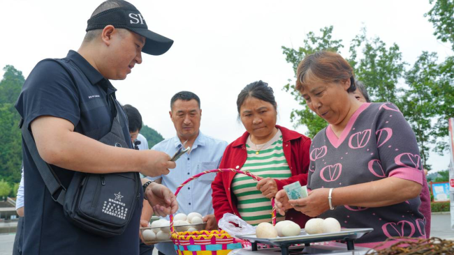 自贡公益主播走进巴中乡村为村民卖货_一场直播卖了14万元 图2