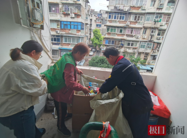 热心人 暖心事｜拾荒婆婆三年风雨无阻，义务为12位八旬以上老人送餐