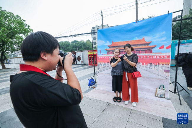 9月20日，在湖州市长兴县雉城街道高家墩居民区活动现场，志愿者为老人们免费拍照留影。新华社记者 徐昱 摄