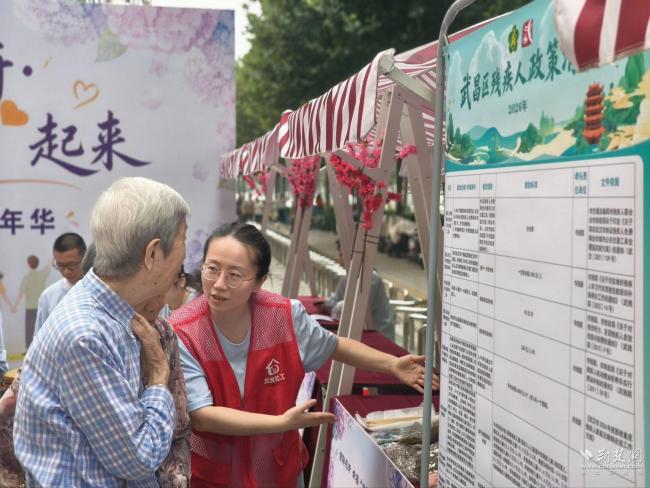 居民在幸福答卷区咨询政策。通讯员供图