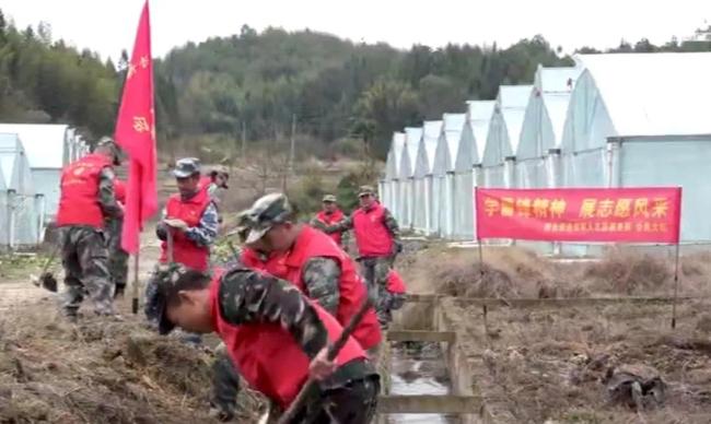 江西省赣州市组建三千八百六十一支退役军人志愿服务队开展公益活动