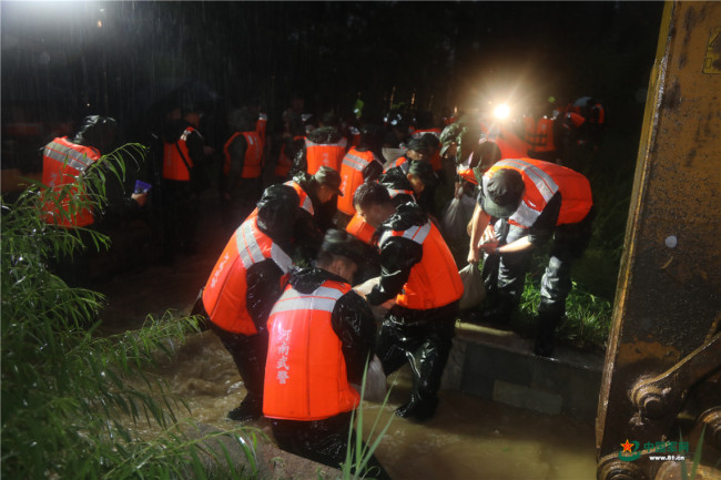 ​河南多地持续强降雨武警官兵紧急投入抢险救灾