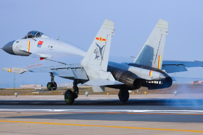 点赞！新一批舰载机飞行学员成功单飞