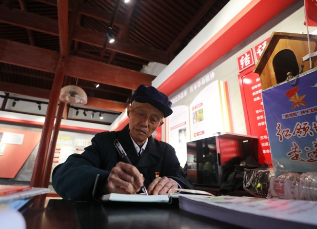 89岁升旗手正式退休：一个人的升旗仪式坚持20年