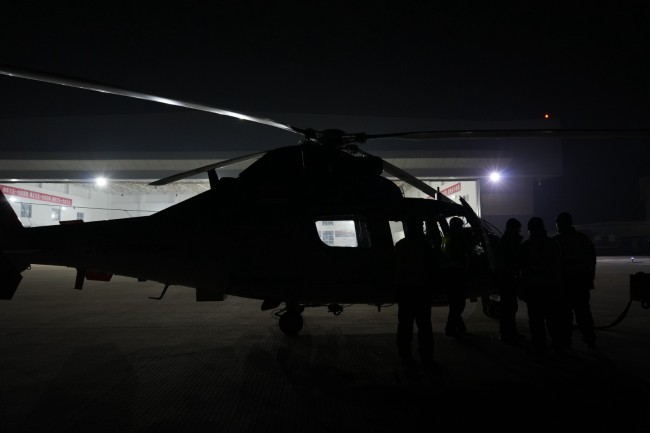 直击舰载直升机夜间训练现场