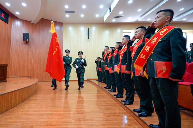 退伍季|战略支援部队某部首批春季退役士兵向军旗告别!_国防军事_中华网