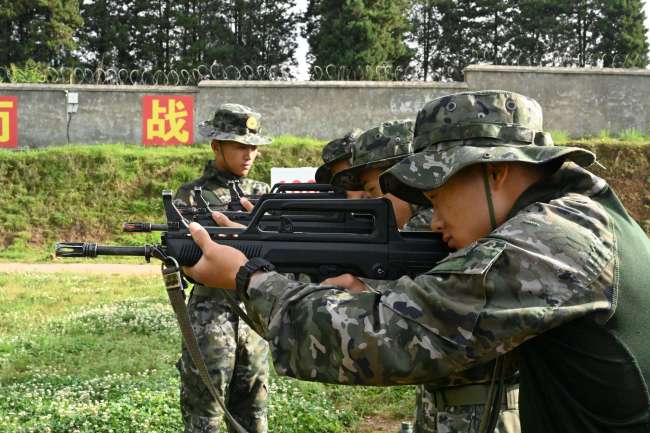 图为武警机动专业新兵进行立姿瞄准训练 张泰笙 摄
