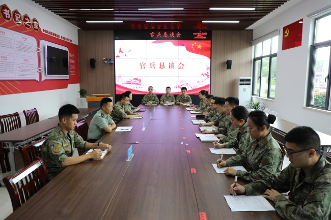 开展官兵恳谈会