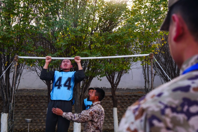 军体五项"3000米跑,引体向上,仰卧起坐,30x2蛇形跑"概括了力量,耐力