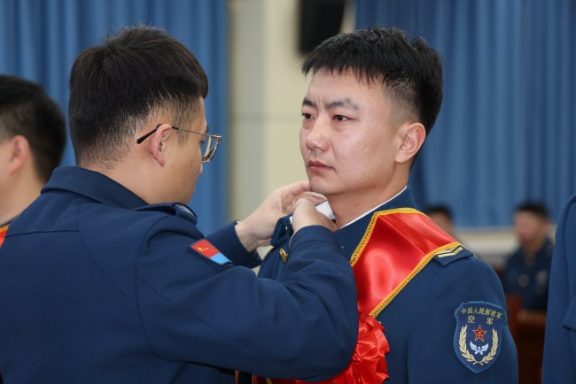 退伍季|拥抱·泪别·出征 ——空军工程大学两名退伍老兵的故事_国防军事_中华网