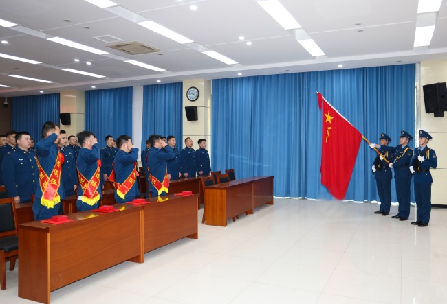 退伍季|拥抱·泪别·出征 ——空军工程大学两名退伍老兵的故事_国防军事_中华网
