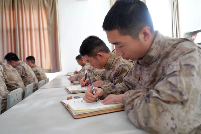 学习宪法丨看官兵在行动_国防军事_中华网