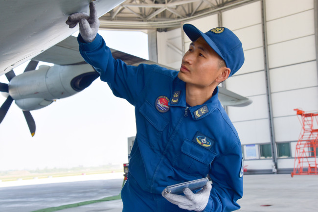 振翅云端战海天 ——海军航空兵某部组织多机型跨昼夜飞行训练