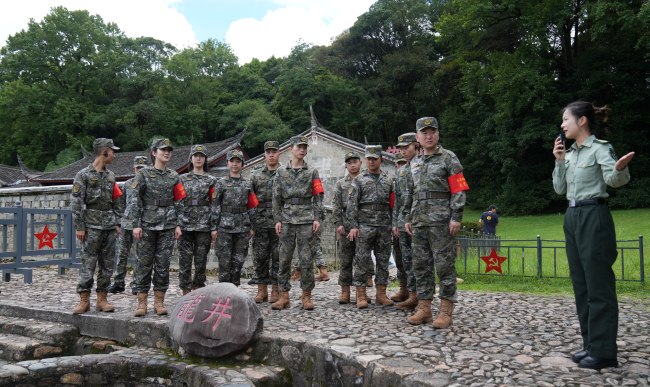 向战而行为兵歌——武警福建总队“古田小背包”文艺小分队深入基层慰问巡演