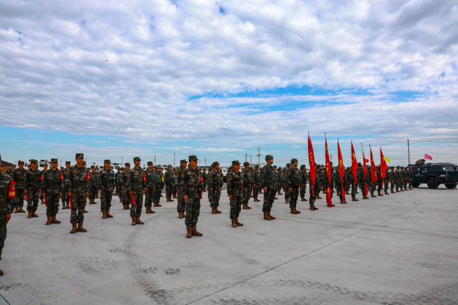 开幕式现场，所有官兵整齐列队。