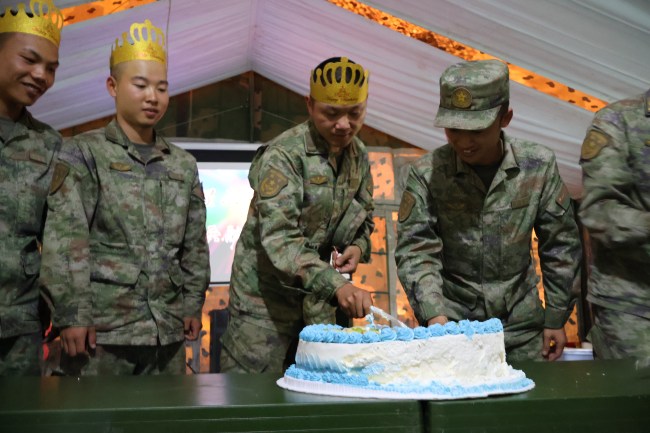 “七月星辰.共庆生辰” “铁骑劲旅”举办集体生日晚会