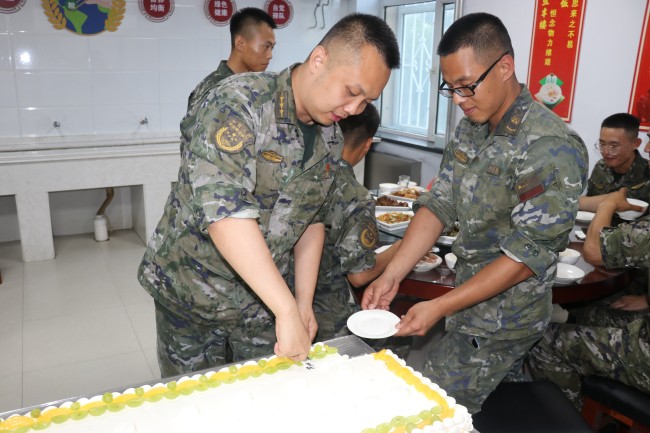 暖心生日会 凝聚战友情