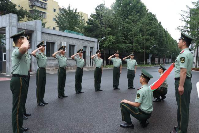 向武警部队旗敬礼