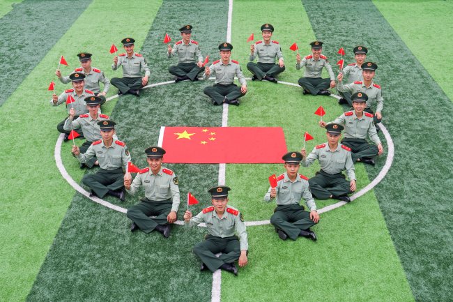 武警官兵创意合影，庆祝新中国75周年华诞