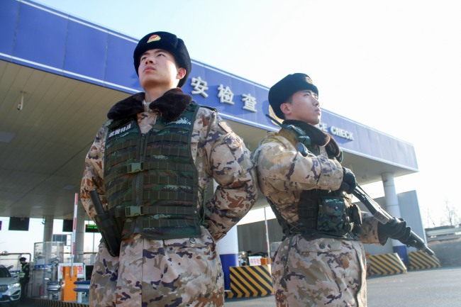 春运首日，北京环京检查站武警官兵严阵以待