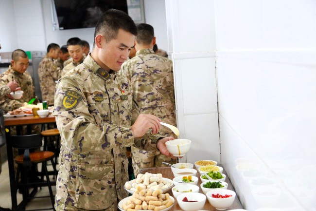 西宁支队扎实做好春节期间伙食保障工作