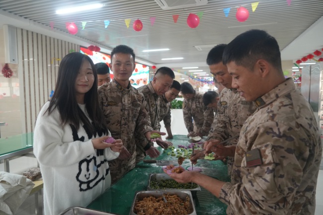 同包饺子话家常