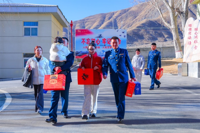 军属来队，幸福而归