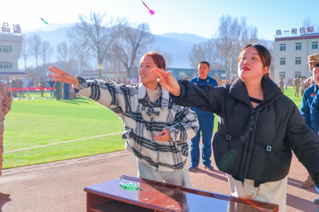 军属参加《手起“镖”落》趣味游戏