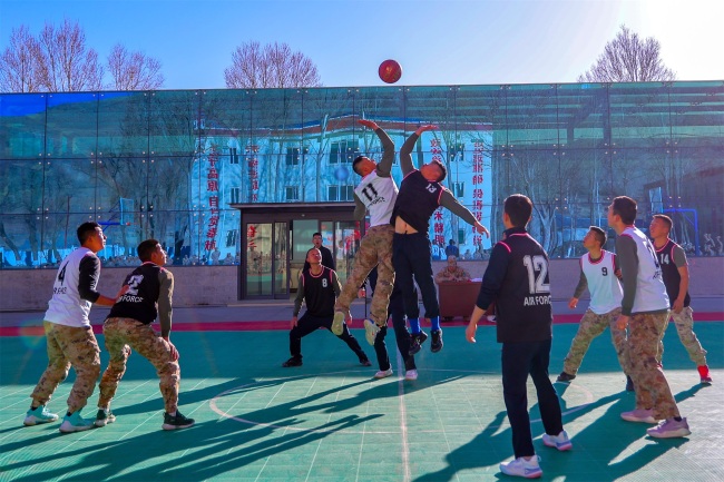 《篮球比赛》官兵高高跃起在赛场上拼搏