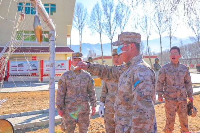 官兵参加《蒙眼敲锣》游戏