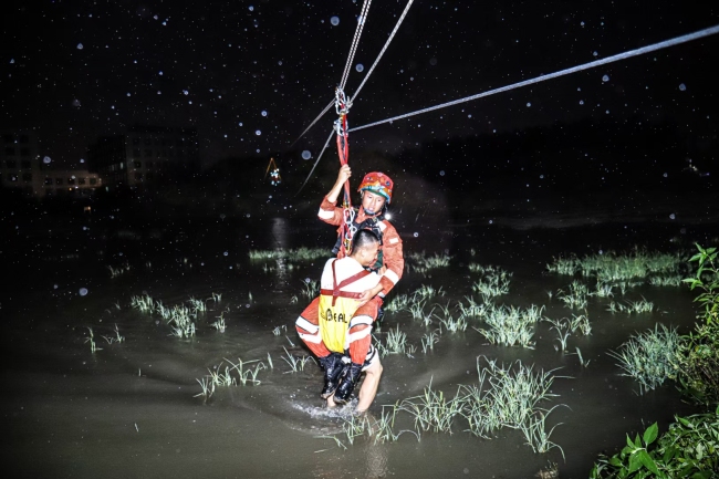 图为姚天宝拍摄的新闻作品。