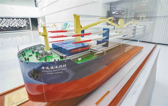 洋浦展示馆展出的“中远海运兴旺”轮模型。该货轮是首艘以“中国洋浦港”为船籍港的货轮。 本版图片均由本报记者 陈元才 摄