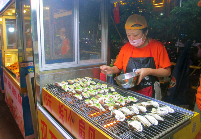 Grilled oysters, a soulful treat for summer nights. Photo by Xu Ersheng