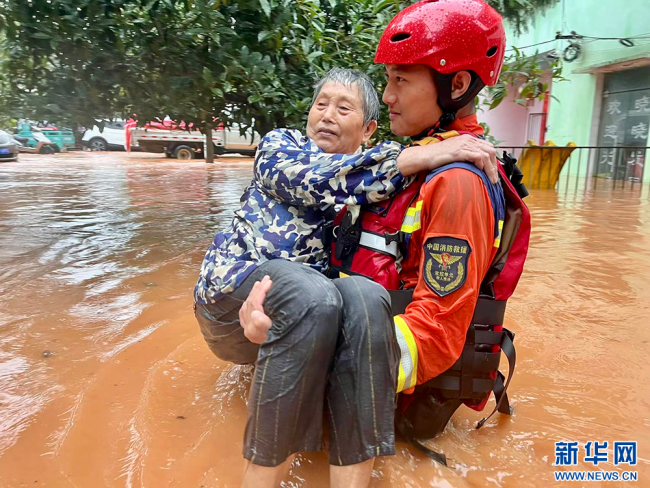 暴雨袭击湖北咸宁，消防紧急转移被困群众